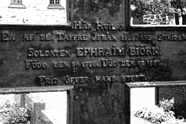 Sotilas Ephraim Björnin hautaristi